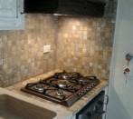 Kitchen in white wood and scabas travertine